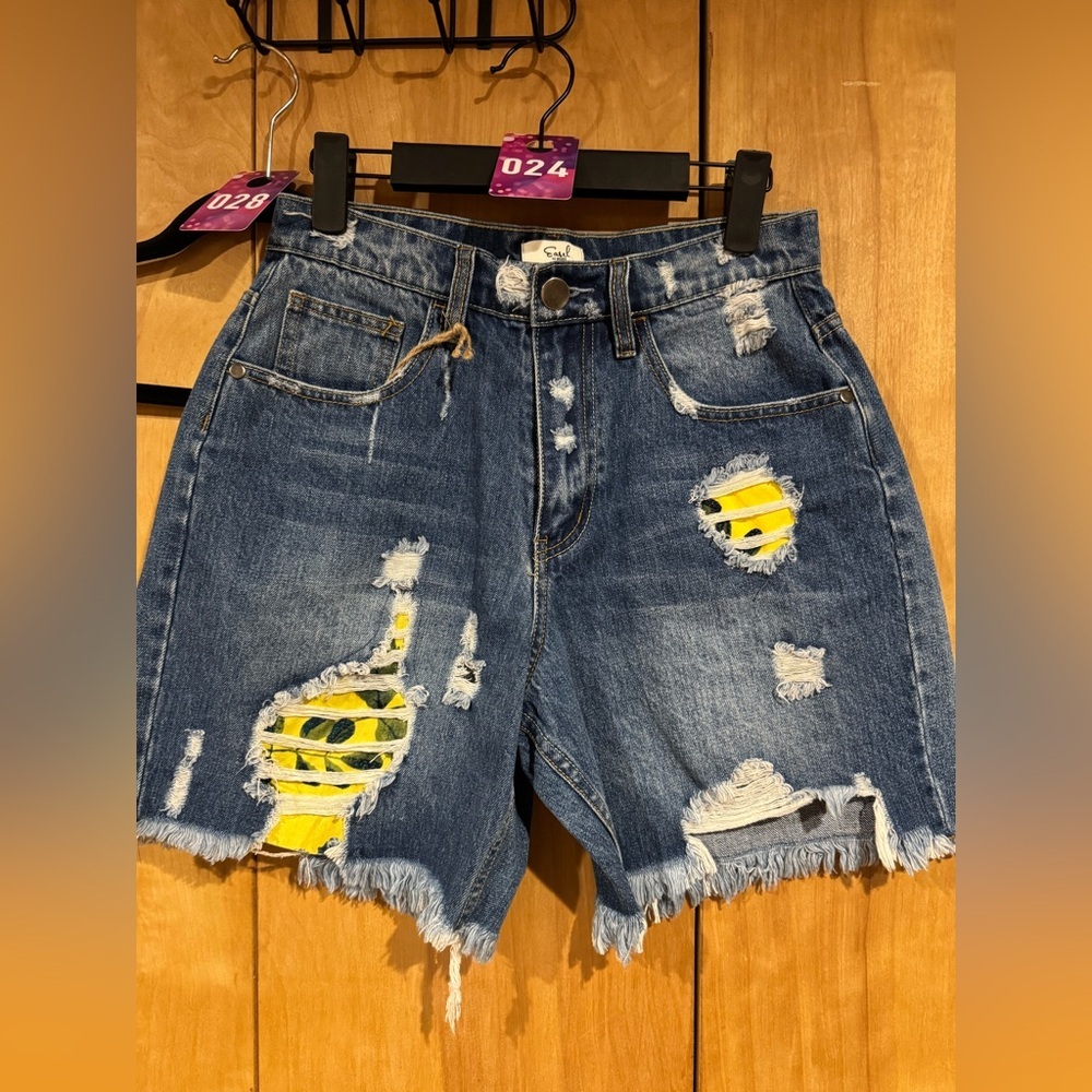 NWT - Easel Distressed Jean Shorts - size small